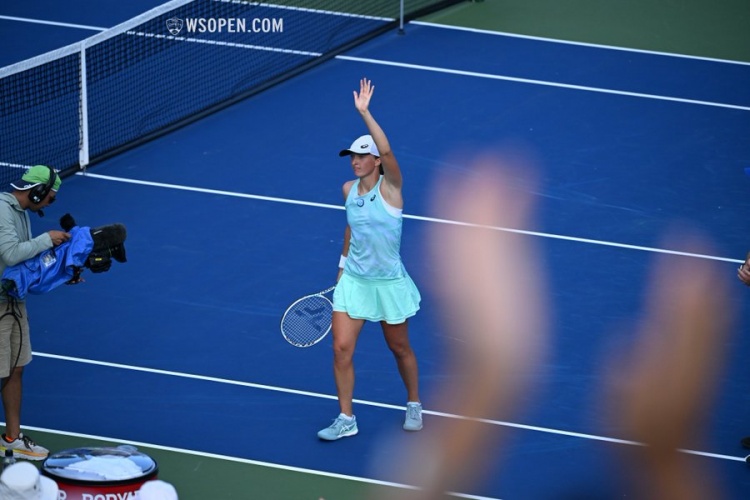 库里与詹姆斯全方位对比：荣誉、数据到关键球能力究竟差在哪？